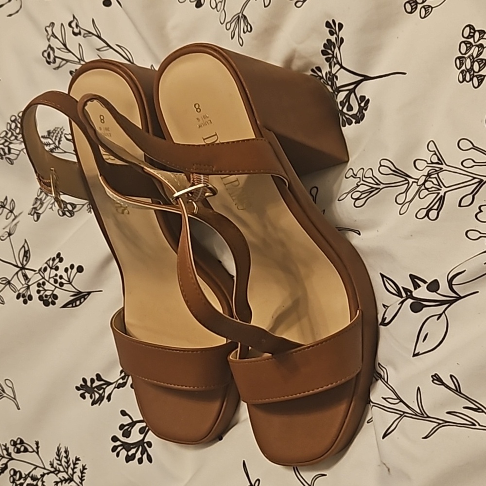 Tan platform heels - Picture 3 of 4